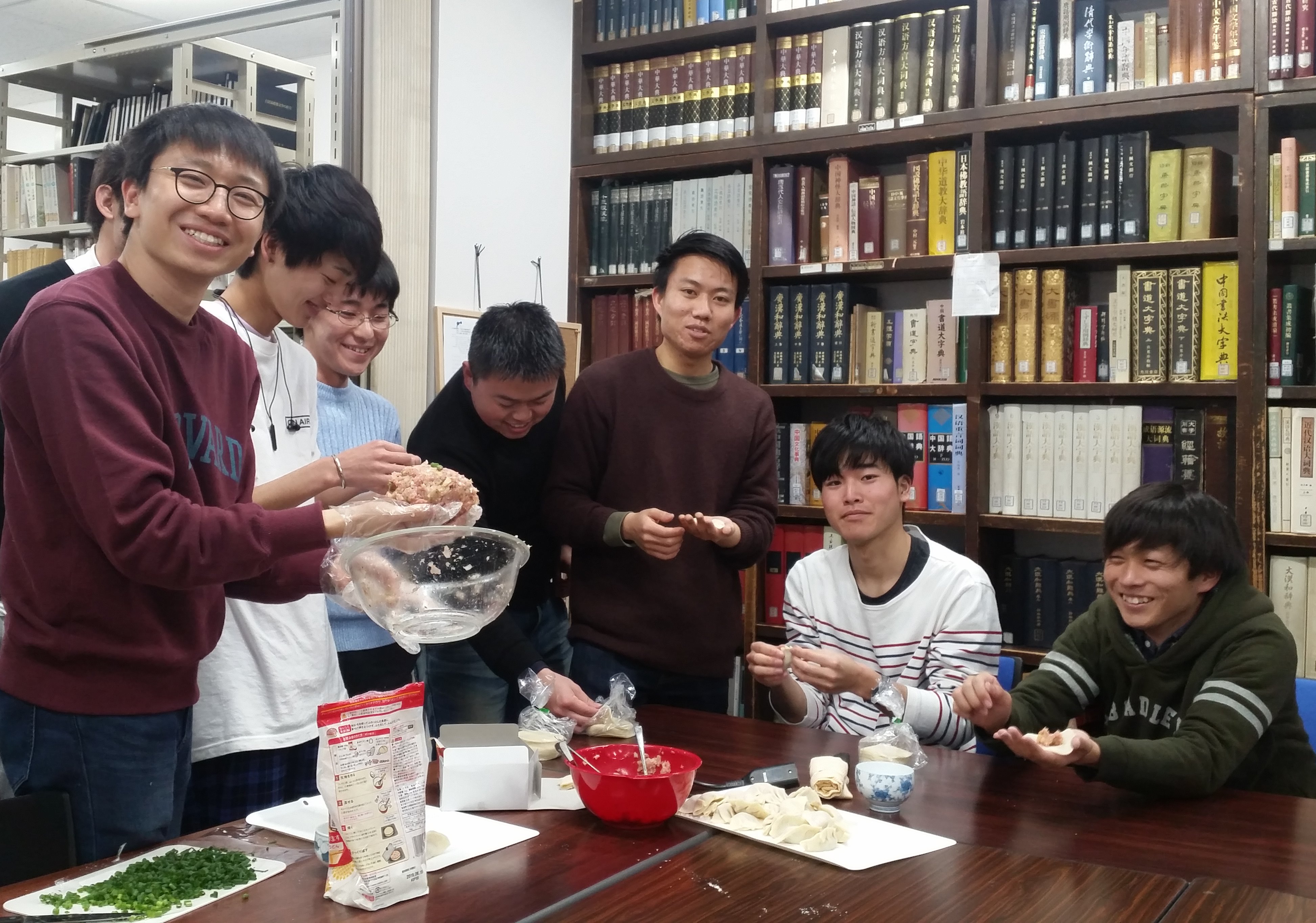 留学生から手作り餃子を教わる